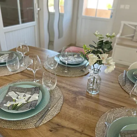 2 Hebergements - 10 Couchages - Parking, Piscine, Jacuzzi - Convivialite Apartment