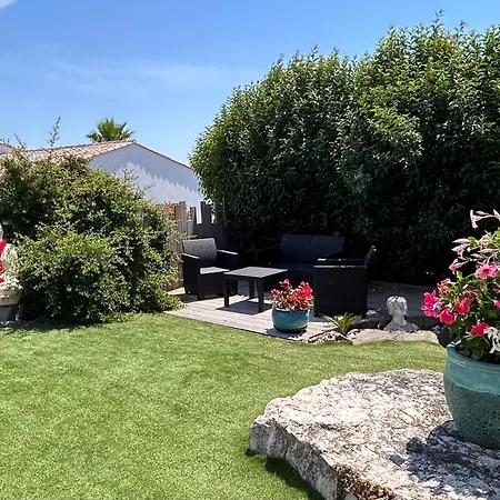 2 Hebergements - 10 Couchages - Parking, Piscine, Jacuzzi - Convivialite